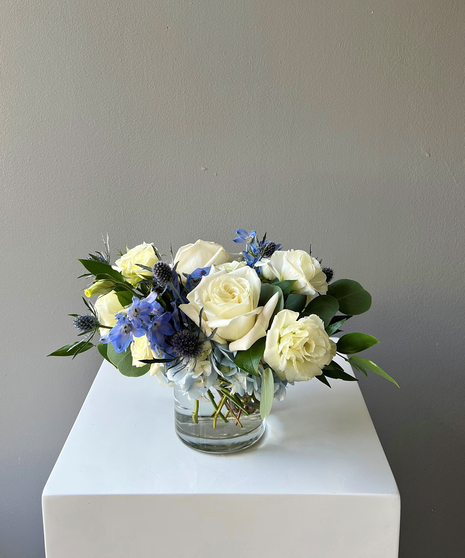 blue and white floral arrangement